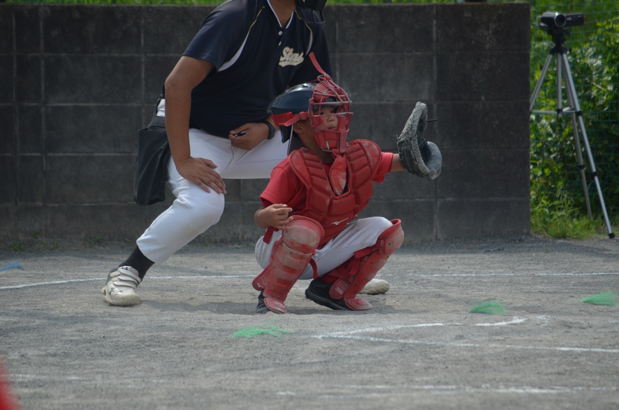 
練習試合 2試合目で初マスク！　目の前でバット振られるって怖いですよね。でも、前へ出てしっかり捕球！　ナイスガッツでした！
