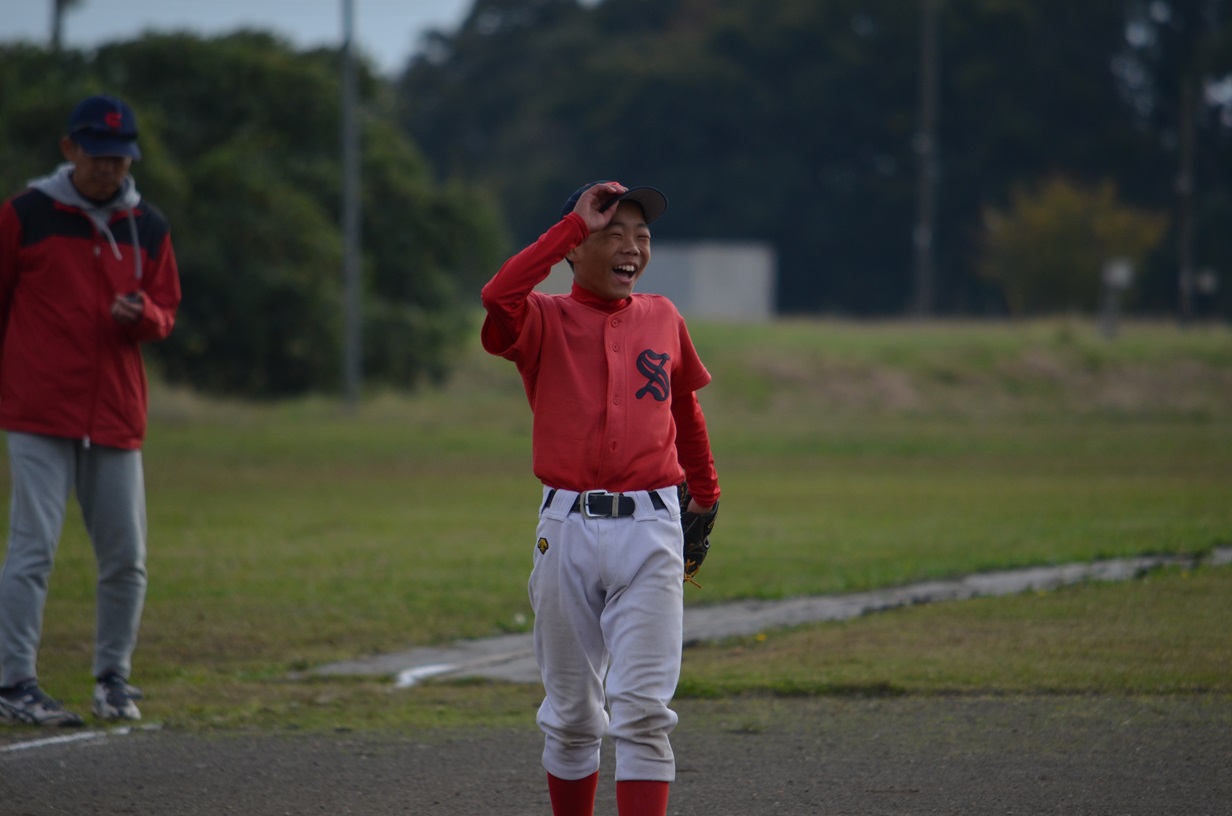 
三塁線上に抜けるかと思われた打球を逆シングルでギリギリキャッチしてアウトにする神業プレー！　今日はホントにナイスサードでした！
