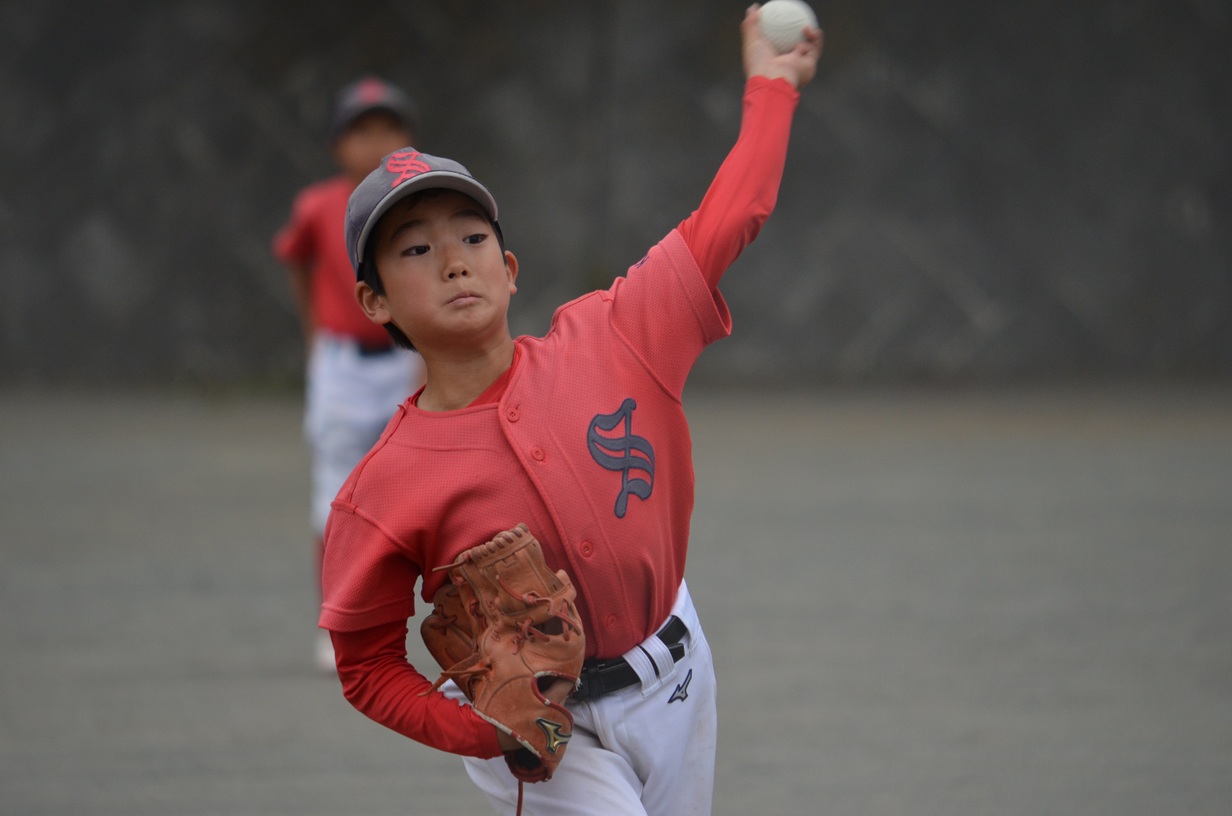 
6回1失点で完投勝利！　サイドスロー気味に投げるスローボールとオーバーハンドでビシッと投げ込む速球で相手打線を翻弄！　大胆不敵なナイスピッチングでした！
