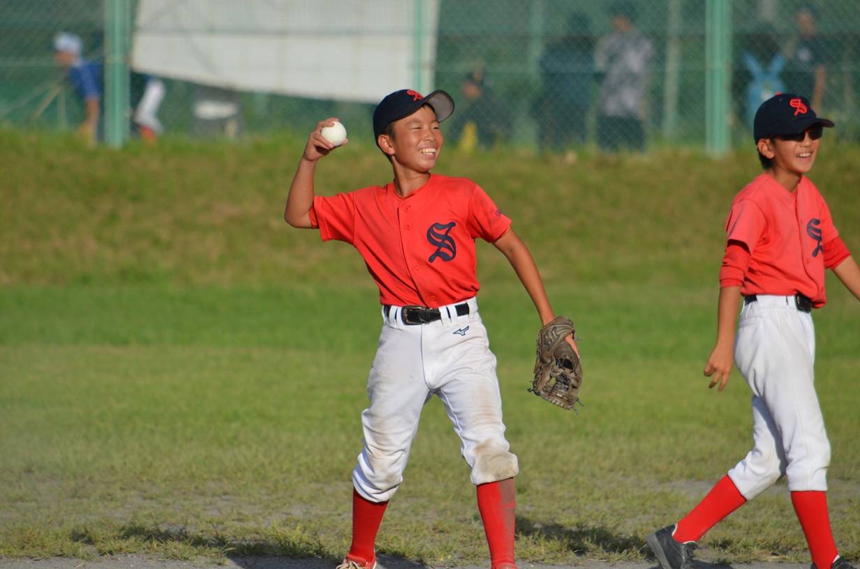 
好守連発は、1アウト目のショートから始まった！　センターへ抜けるかと思われた打球を華麗に処理するナイスショートでした！
