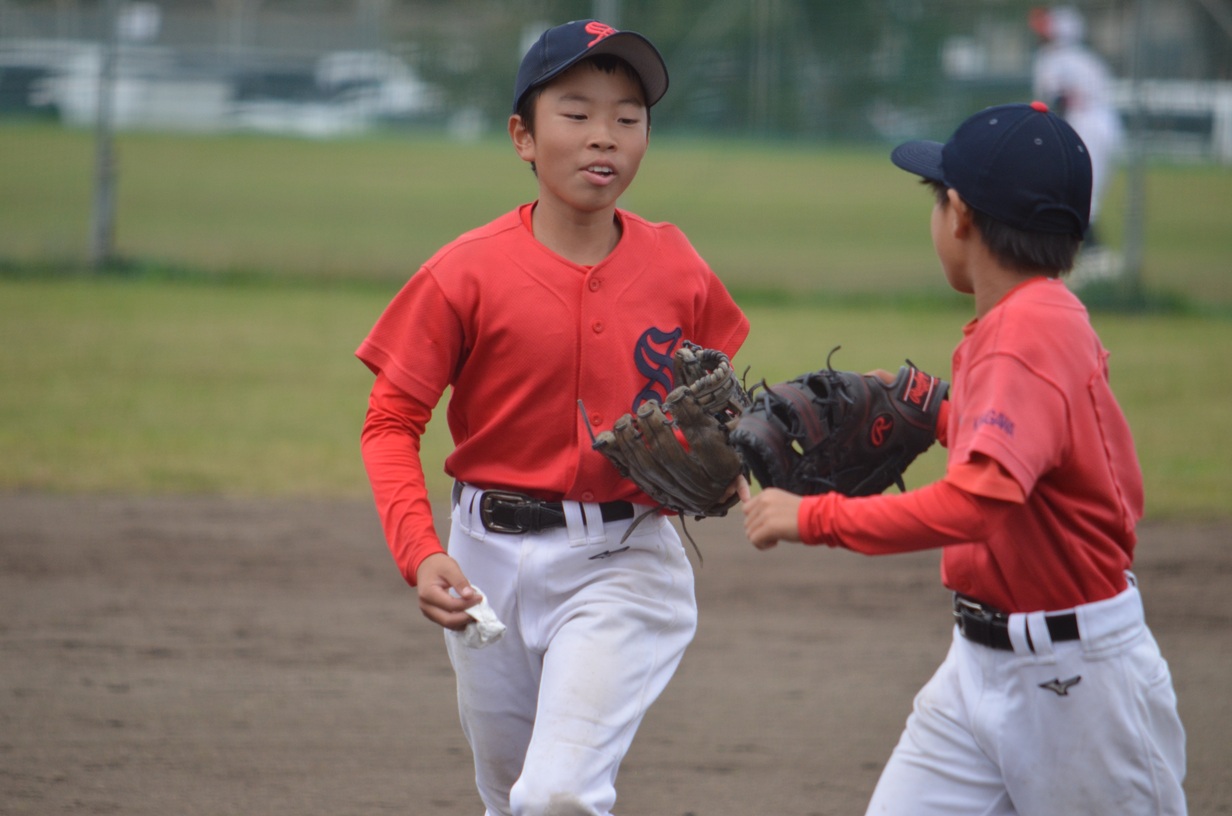 
4回 1アウト1・2塁のピンチでマウンドに上がり、タイブレーク 2イニングまで。ずっと緊迫した場面でしたが、しっかり投げきりましたね！　ナイスピッチングでした！

