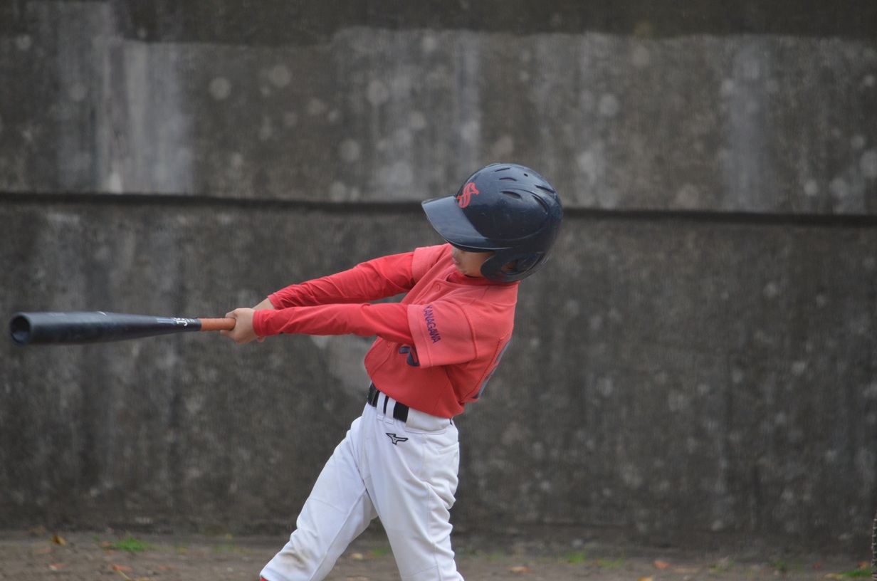 
カキーン！　初球を迷わず振り抜いて、チーム唯一の得点となるタイムリーヒット！　ナイスバッティングでした！
