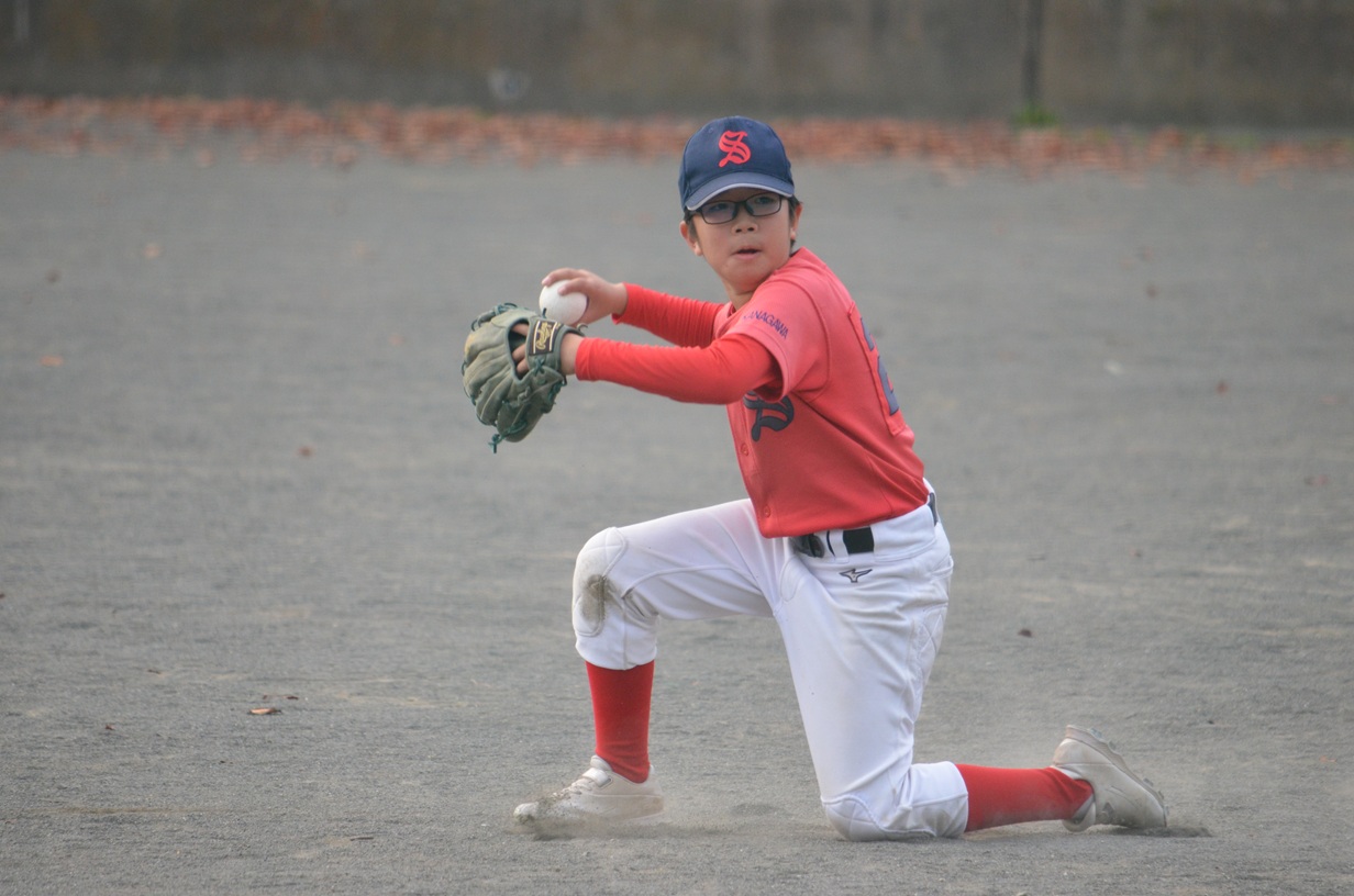 
センターに抜けるかと思われた打球に追い付き、落ち着いて1塁へ送球してアウトに！　ナイスセカンドでした！　打ってもタイムリーヒットでチーム唯一の打点を獲得！　ナイスバッティングでした！
