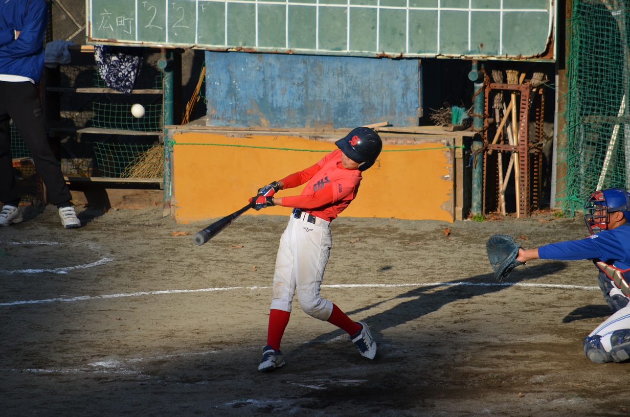 
バッキーン！とフェンス直撃のヒット！　前の試合を含め、今日はよく飛ばしてましたねー！　ナイスバッティングでした！
