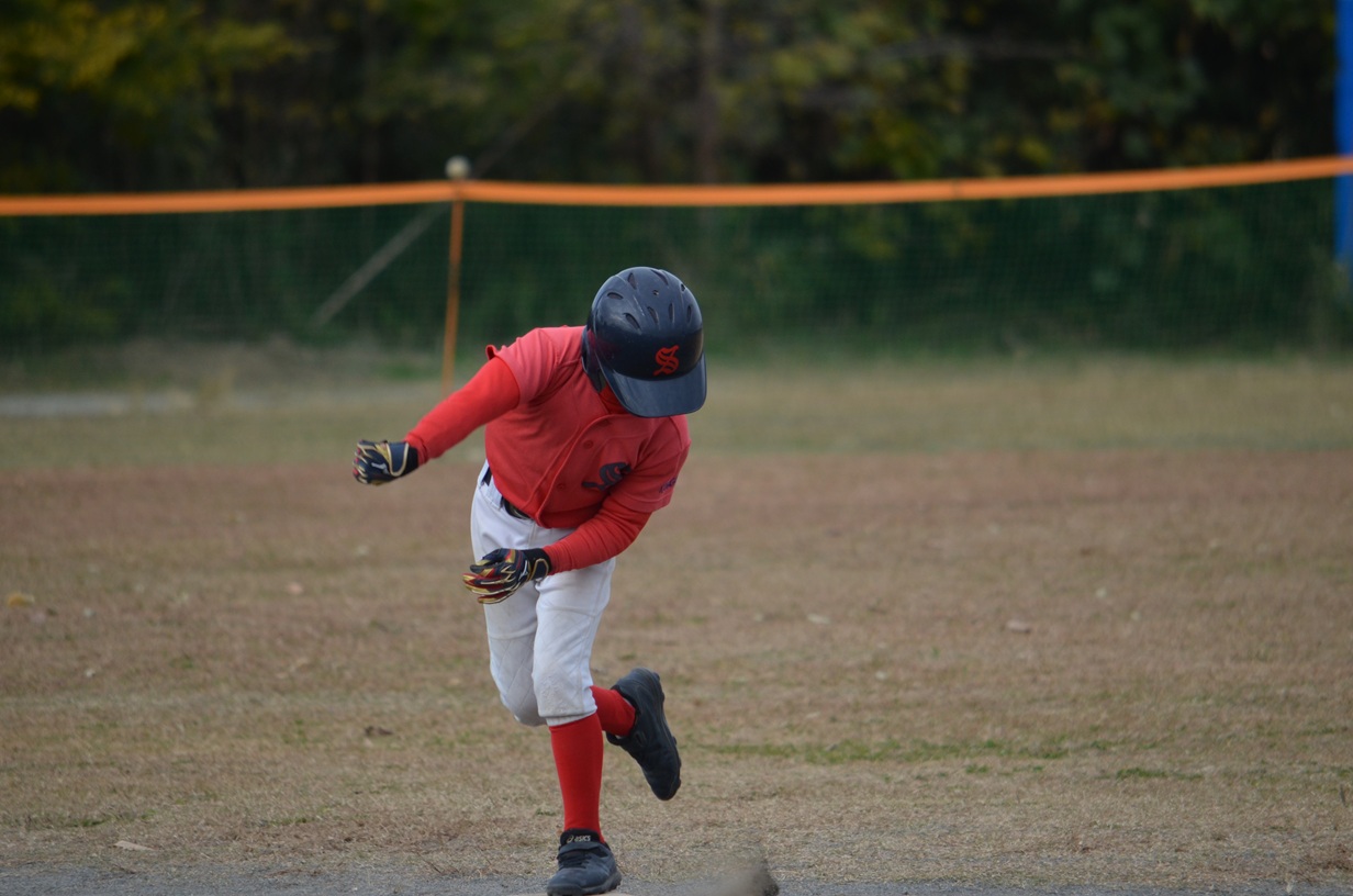 
久しぶりに出た会心のツーベースで、渾身のガッツポーズ！　ナイスバッティングでした！
