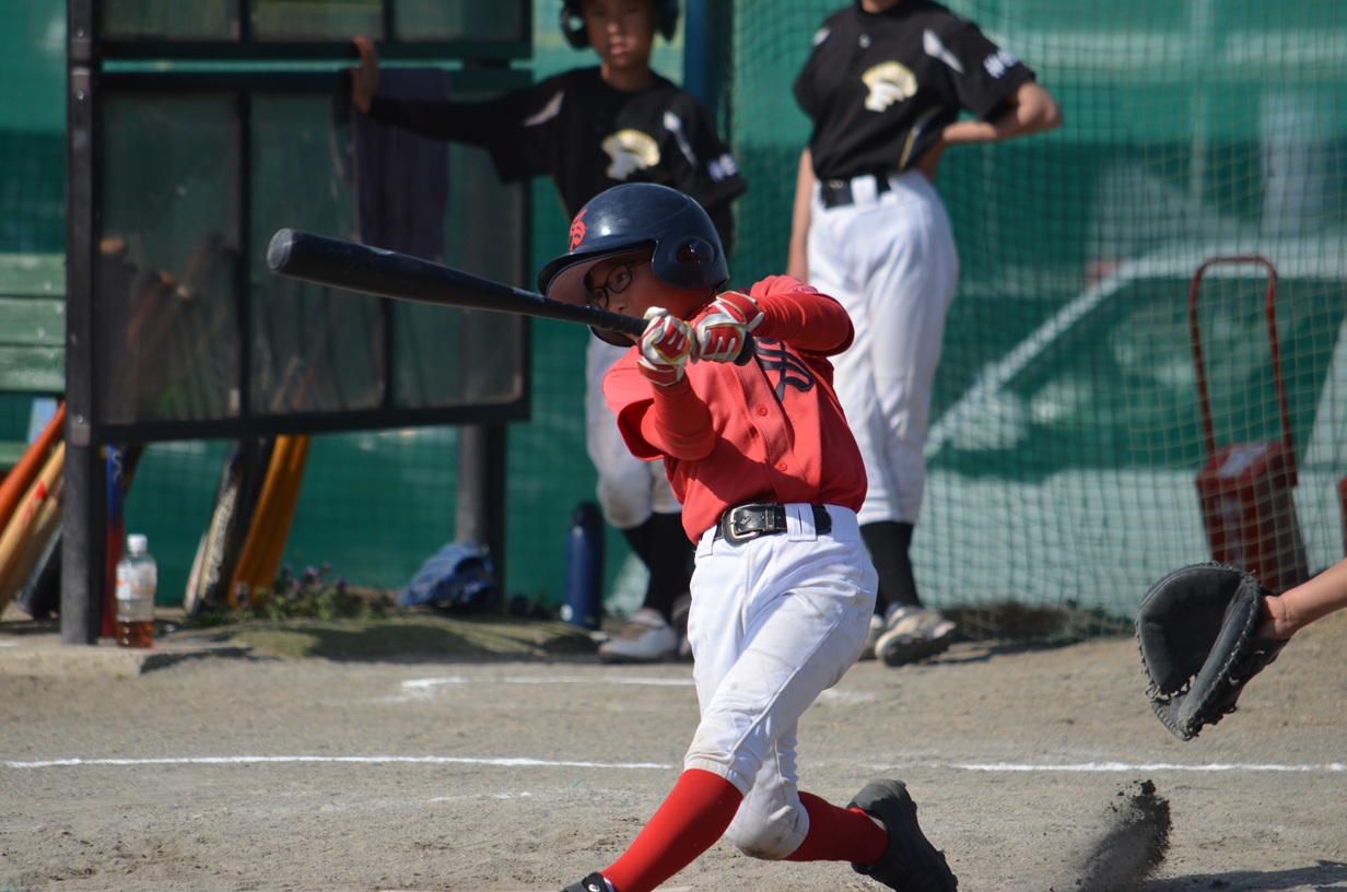 
レフトの頭上を越えてスタンドイン！　豪快な3ランホームラン炸裂！　ナイスバッティングでした！
