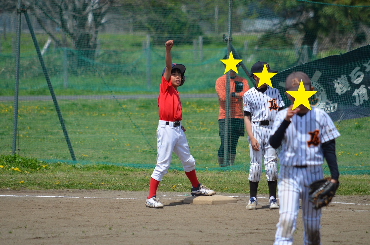 
勝ち越しタイムリー炸裂！ で、渾身のガッツポーズ！　ナイスバッティングでした！
